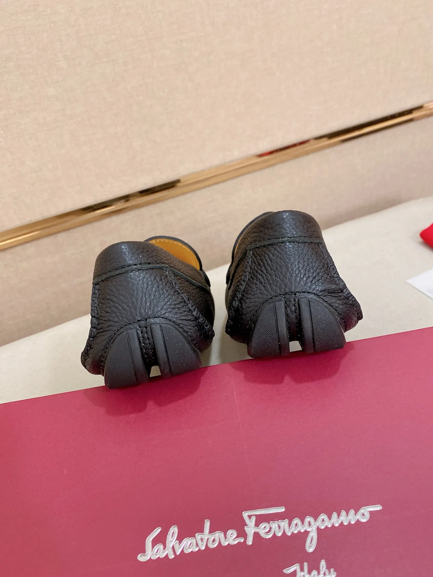 Men's shoes💰: 540💰High-end quality! Ferragamo🆕🆕Exclusive hot-selling products in stock🔥🔥New products on the shelves, high-quality Ferragamo men's pea shoes, high-end casual driving shoes, with complete packaging! 💪 💪 Material: imported first-layer pebbled cowhide 🐂 + imported high-quality water-dyed cowhide lining + wear-resistant outsole 👍🏻👍🏻 Features: high-end and comfortable, purely handmade 🚀 🚀 Create the perfect shoe that suits you best 🔥 🔥 Size: (38-44) 45 standard size can be customized!